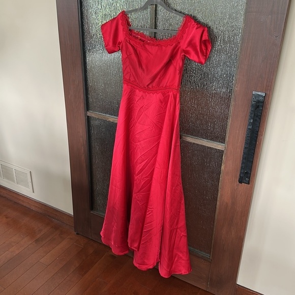 Monique Lhuillier Off Shoulder Red Mikado Gown size 2. - Picture 6 of 7